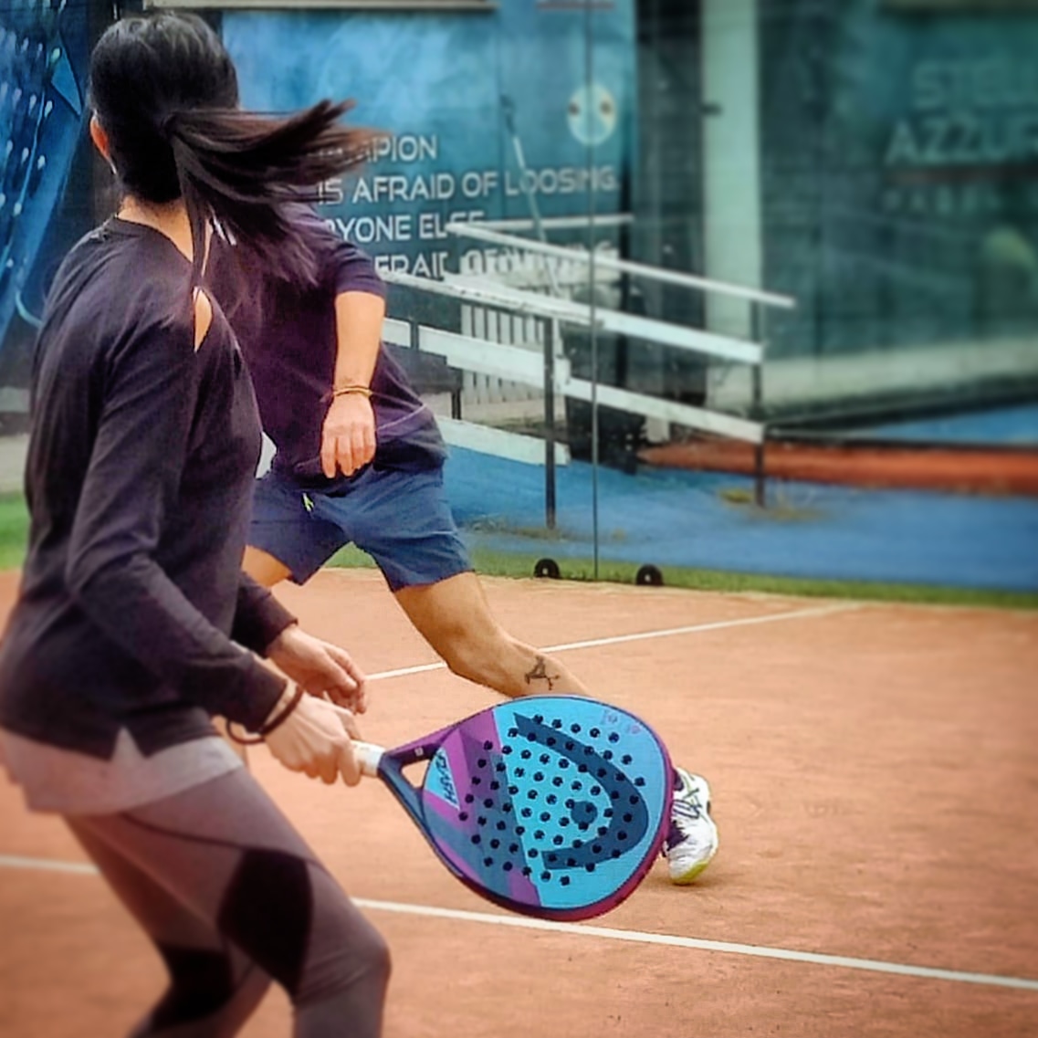 Un passo indietro ma sempre accanto