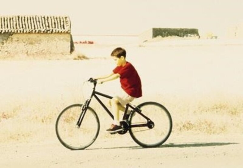 L’uomo nero e la bicicletta blu